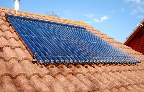 Funzionamento e costi dei pannelli solari che producono acqua calda